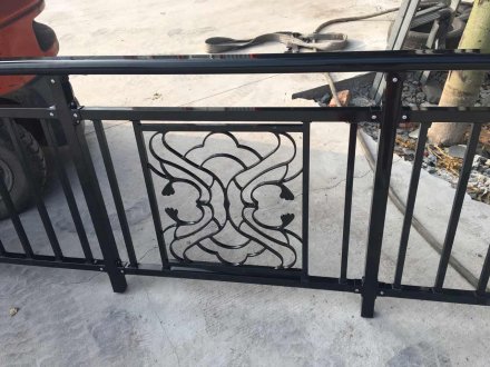 陽(yáng)臺(tái)護(hù)欄有哪些樣式？陽(yáng)臺(tái)護(hù)欄樣式如下：