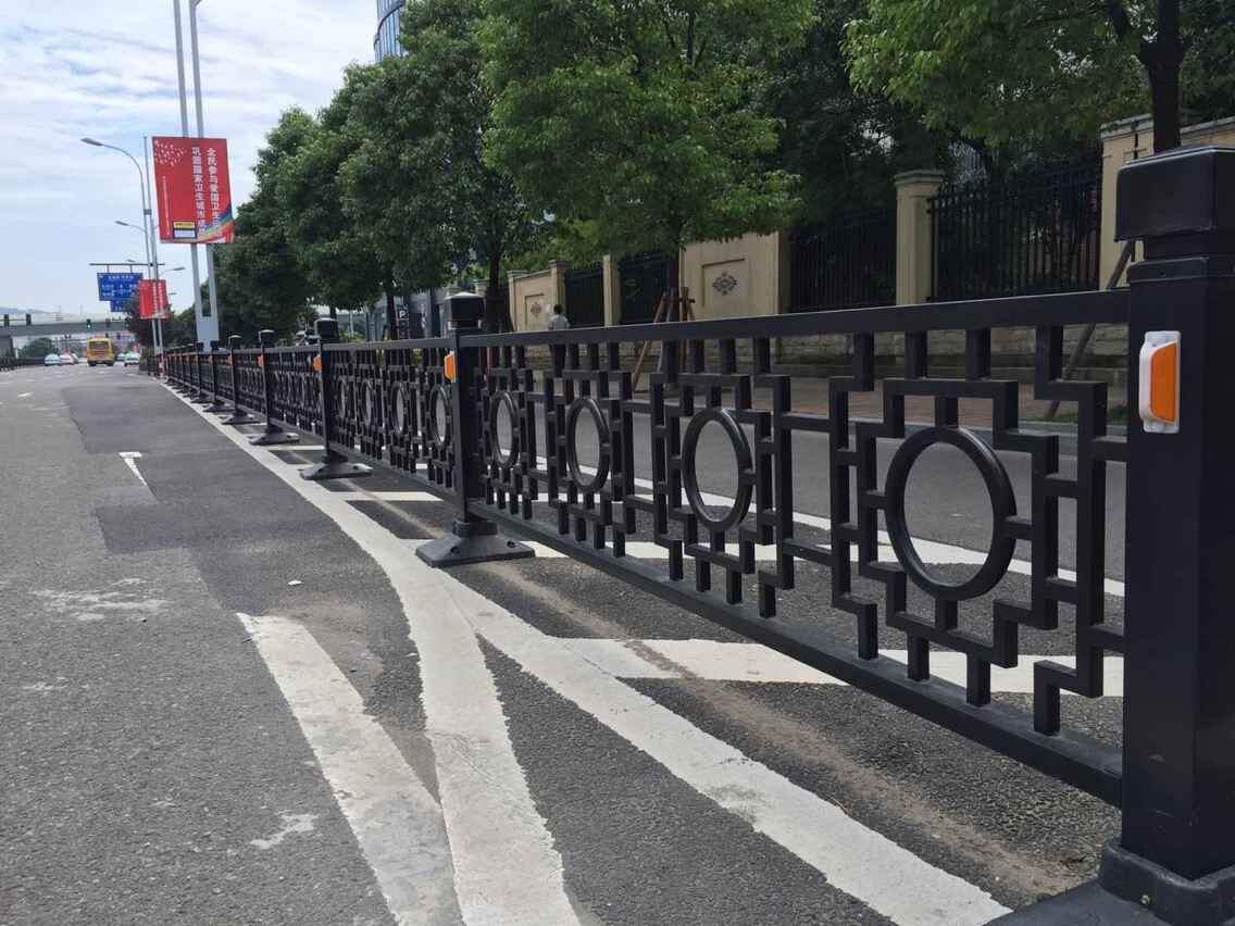 道路護(hù)欄定制廠家